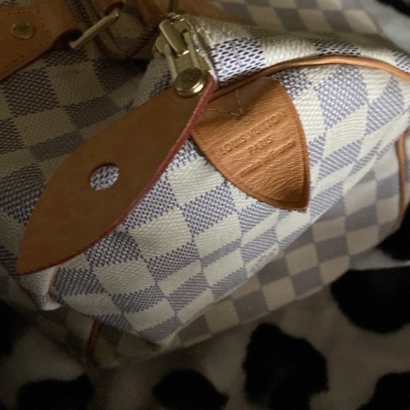 Beautiful Louis Vuitton Speedy 30 Handbag. - Picture 9 of 16
